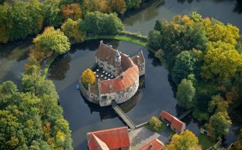 Замок Вишеринг в Германии. Замок состоит из внешнего оборонительного двора, защитных шлюзов, подъемного мост, перекинутого через ров, главного корпуса и часовни.