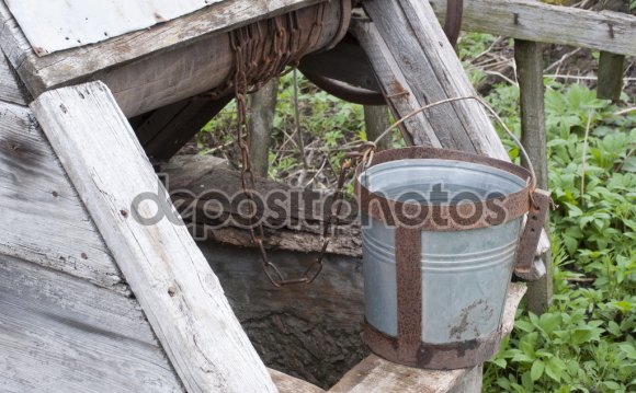 Старый колодец для воды на